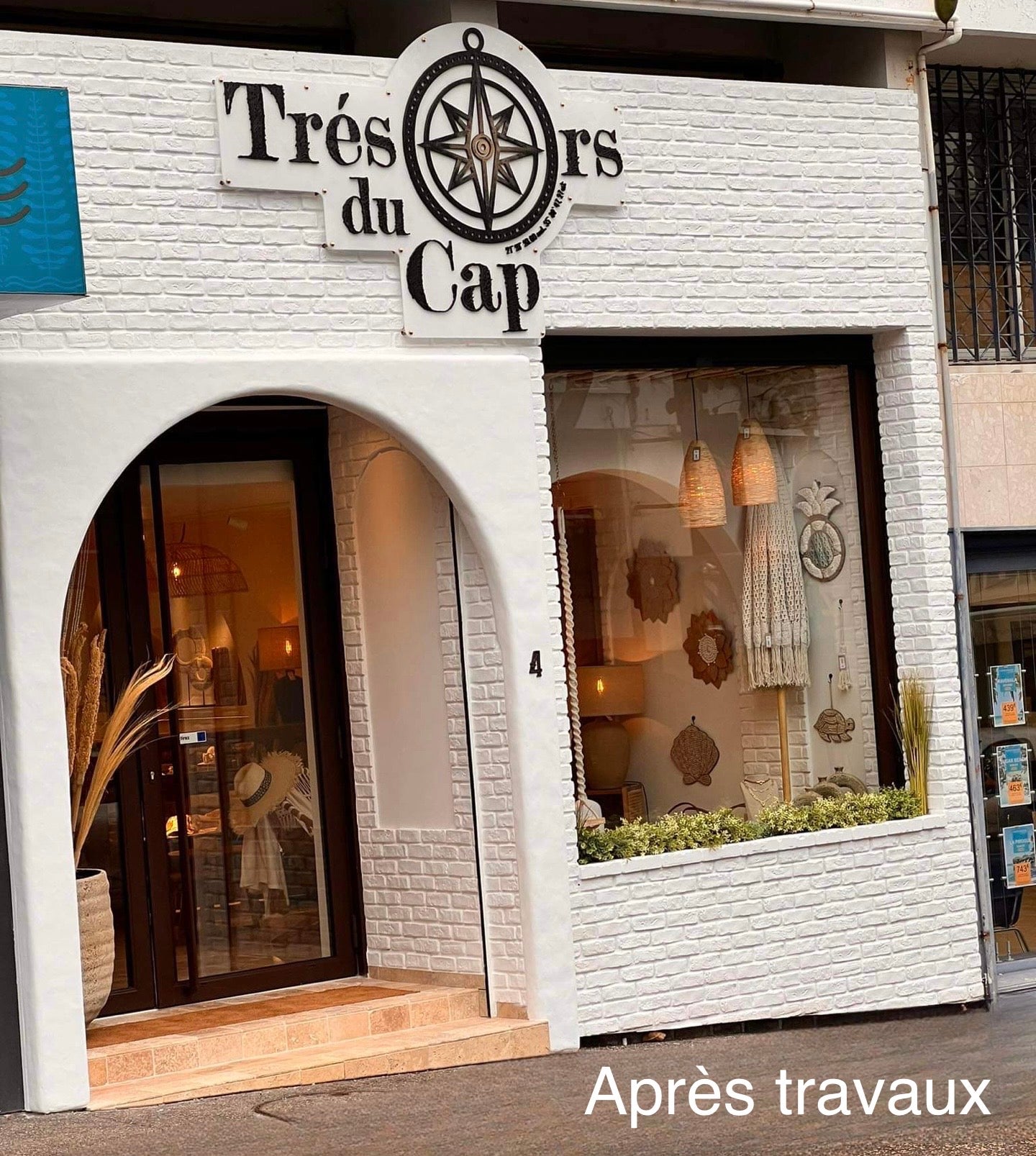 Agencement de la boutique "TrésOrs du Cap" située au 4 rue Augustin Archambaud à Saint-Pierre