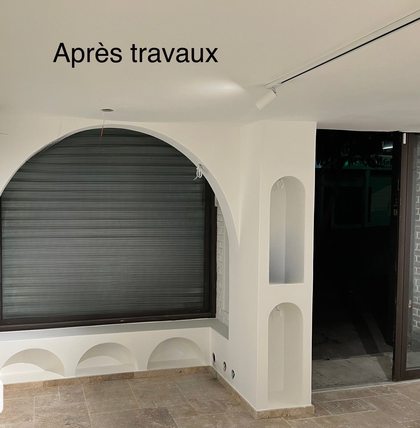 Agencement de la boutique "TrésOrs du Cap" située au 4 rue Augustin Archambaud à Saint-Pierre